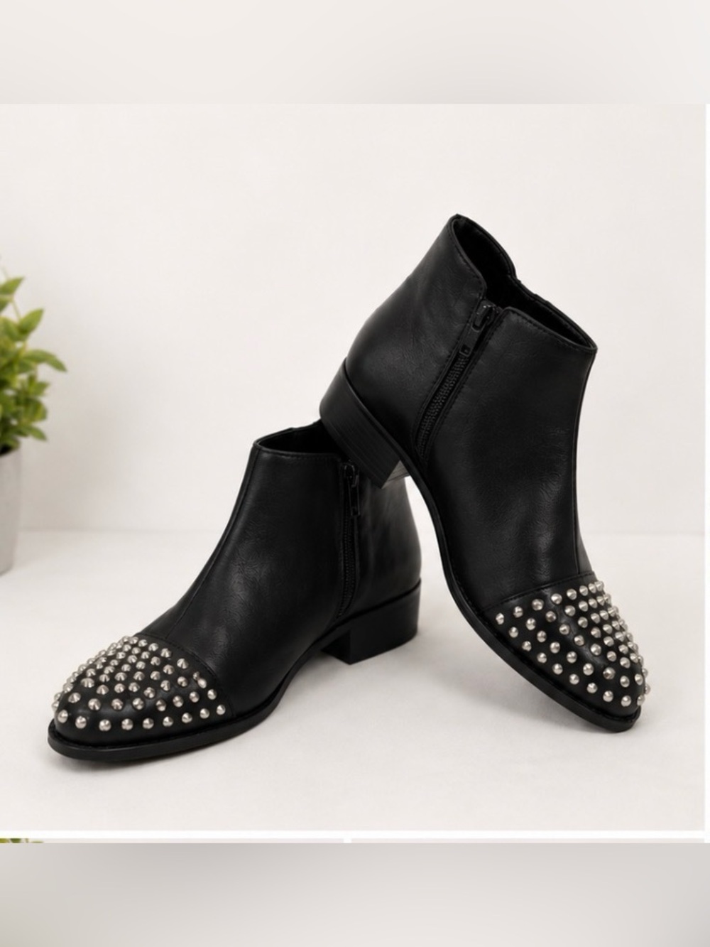Steve Madden Black Leather Studded Ankle Booties Women’s Size 9